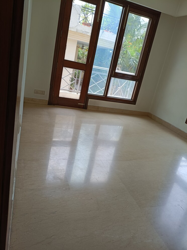 Room, maharani bagh 4 Bedroom 500 Sq.Yd. Builder Floor In Maharani Bagh Delhi 8899835