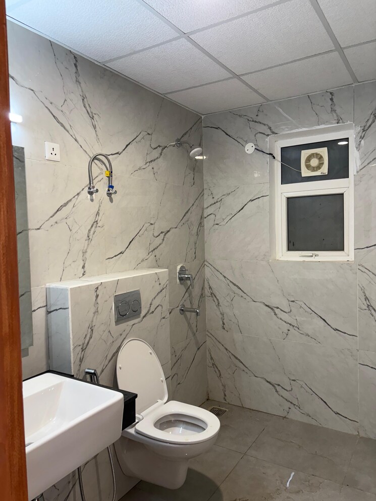 Bathroom, omaxe-lake 3 Bedroom 1920 Sq.Ft. Apartment In North Mullanpur Chandigarh 8899352