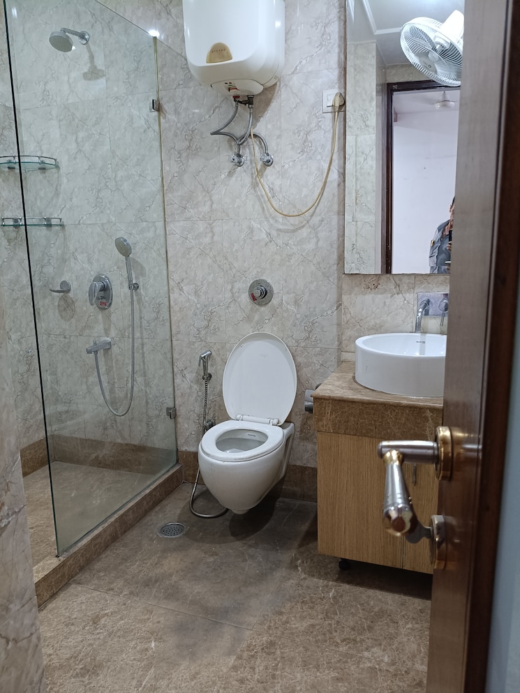 Bathroom, new friends colony 4 Bedroom 500 Sq.Yd. Builder Floor In New Friends Colony Delhi 8900017