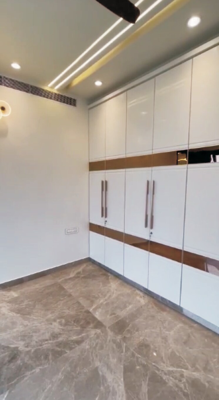 Room, pitampura 6 Bedroom 4000 Sq.Ft. Builder Floor In Pitampura Delhi 8899880