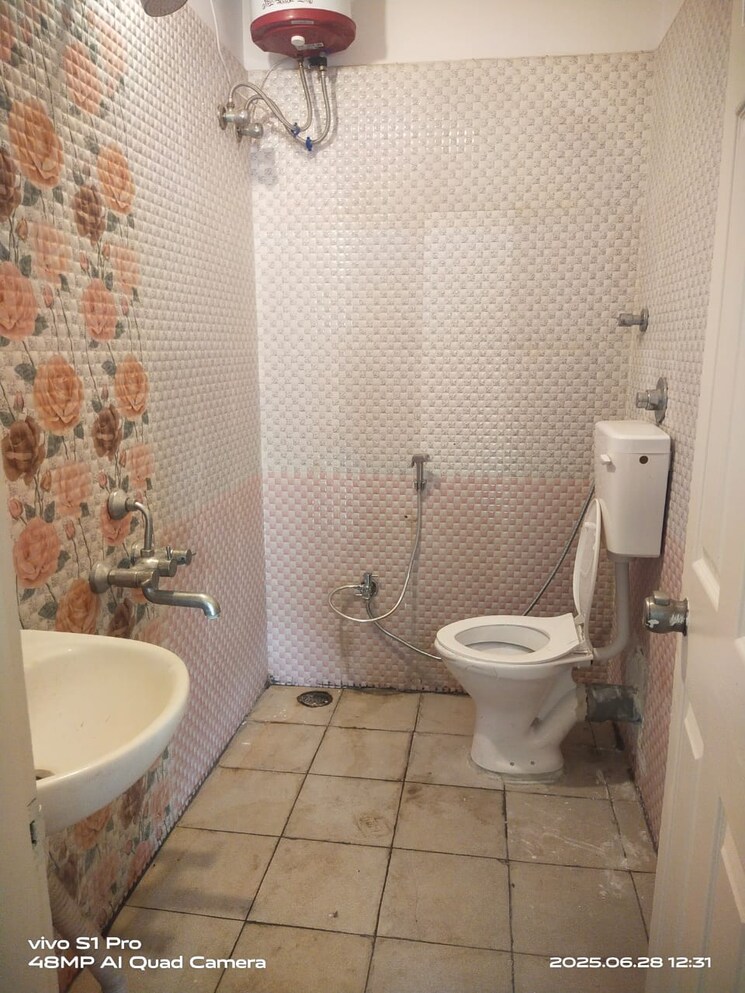 Bathroom, hsr layout 2 Bedroom 1000 Sq.Ft. Builder Floor In Hsr Layout Bangalore 8900034