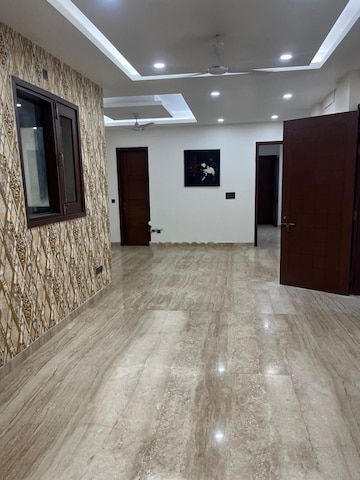 Room in 4 BHK Independent House at DLF Garden Villas, Sector 43 – for Rent