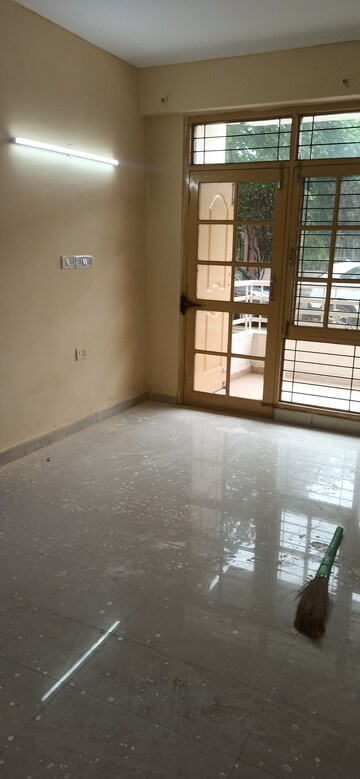 Room in 4 BHK Apartment at Aviation Heights, Sector 52 – for Rent