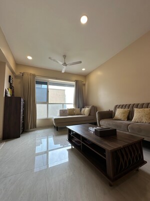 2 BHK Apartment For Sale in Lokhandwala