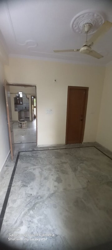 Room in 2 BHK Builder Floor at Green Fields Colony – for Rent
