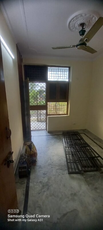 Room in 2 BHK Builder Floor at Green Fields Colony – for Rent