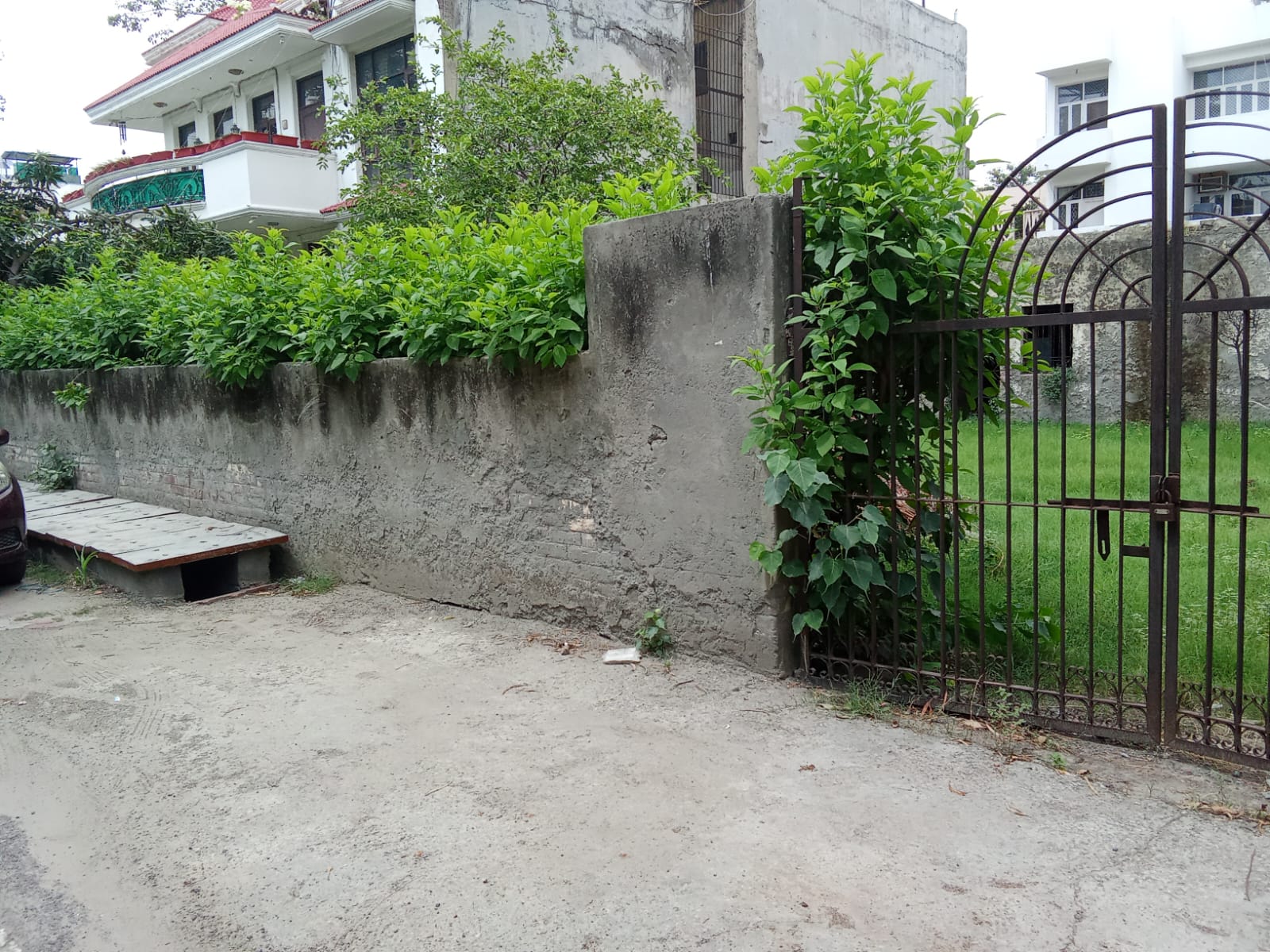 Plot For Sale in Dlf Ankur Vihar