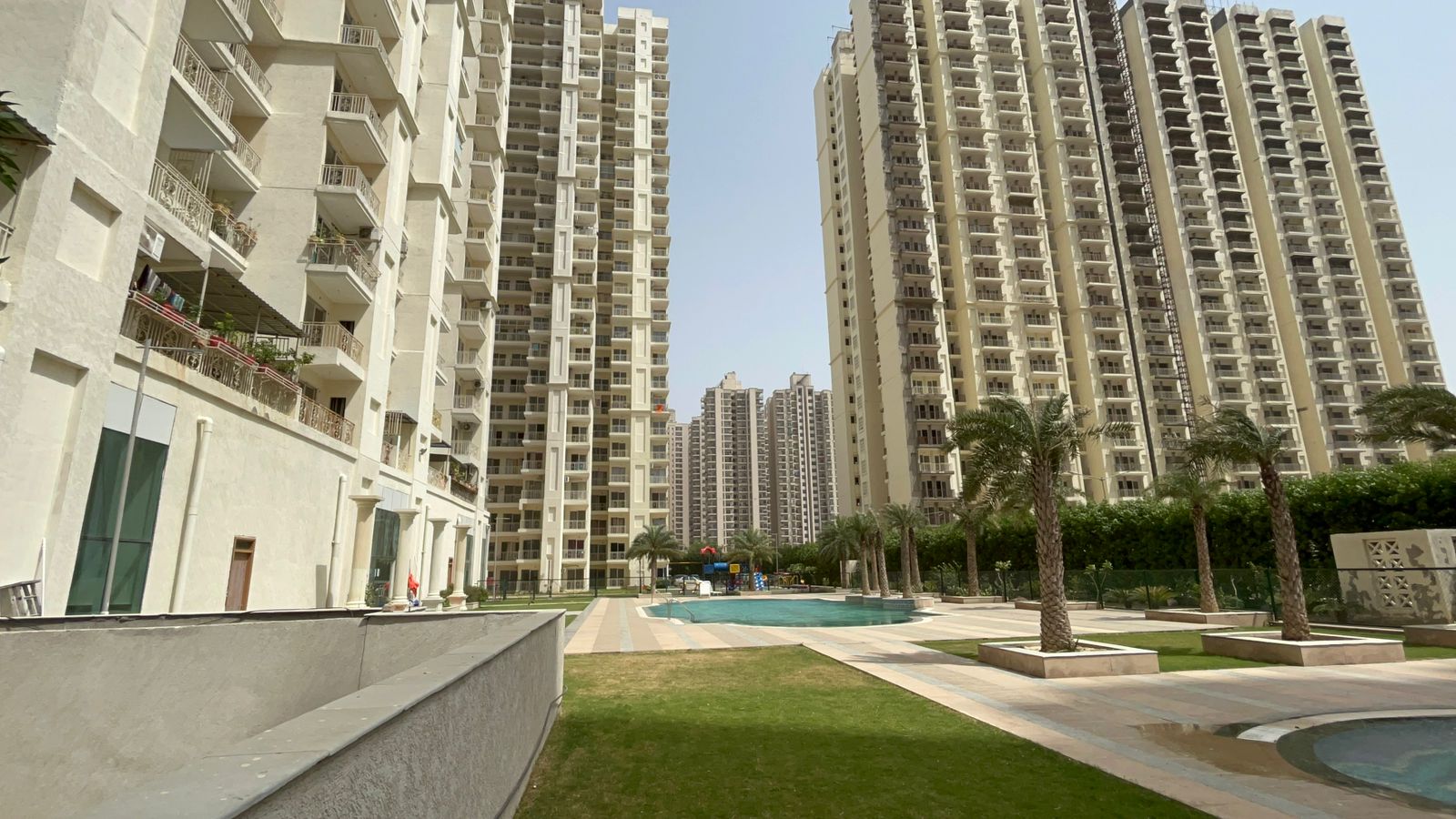 3 BHK + Extra Room Apartment For Rent in Mahagun Mantra I