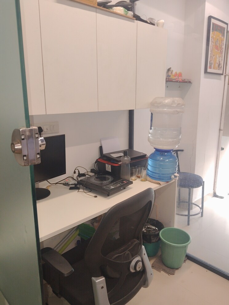 Team Area, netaji subhash place Commercial Office Space 269 Sq.Ft. In Netaji Subhash Place Delhi 8900581