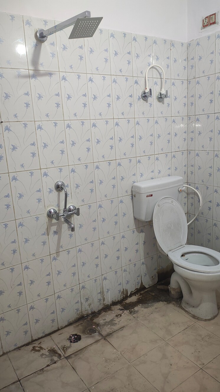 Bathroom, pratap-vihar-gda-flats 2 Bedroom 810 Sq.Ft. Builder Floor In Pratap Vihar Ghaziabad 8900658