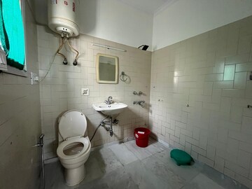 Bathroom in 1 BHK Builder Floor at Green Park Extension – for Rent