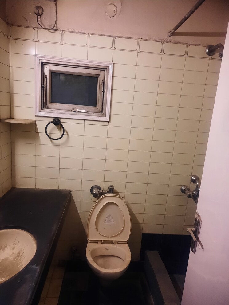 Bathroom, amrapali dream valley 2 Bedroom 1000 Sq.Ft. Builder Floor In Amrapali Dream Valley Greater Noida 8900770