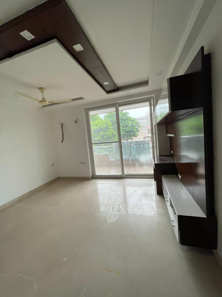 Room, sector 17 4 Bedroom 350 Sq.Yd. Builder Floor In Sector 17 Faridabad 8900787