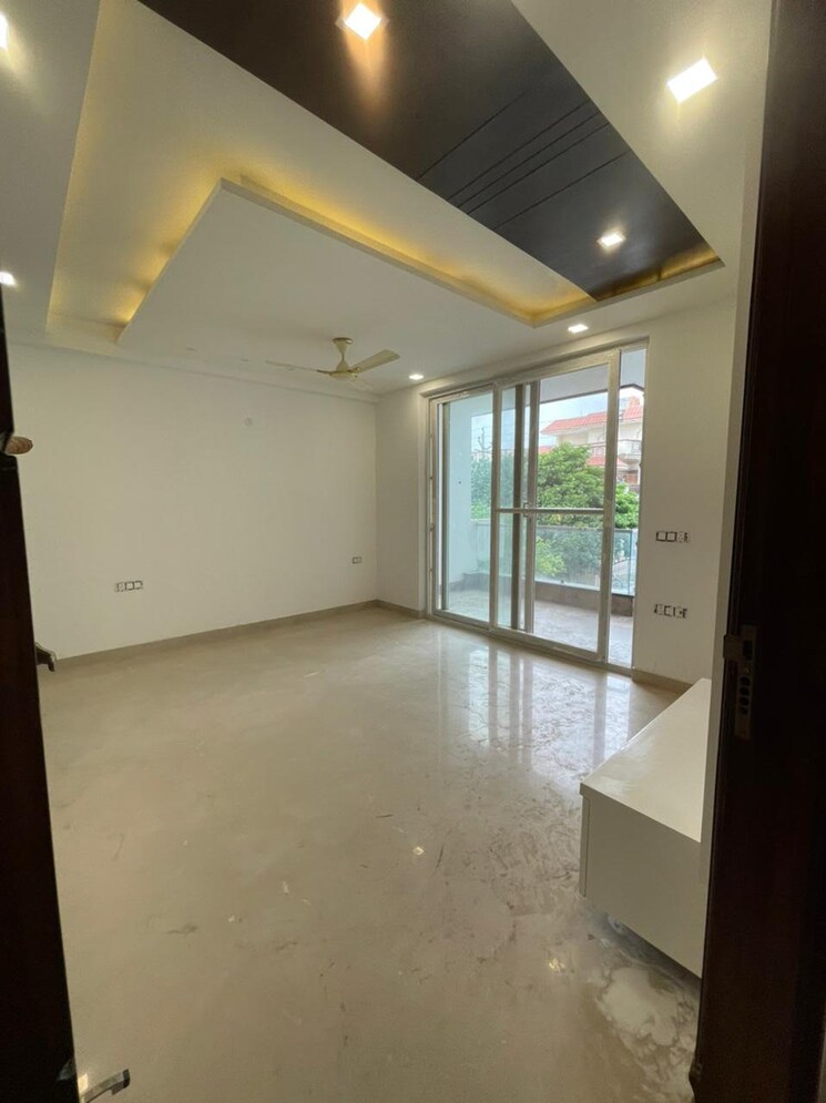 Room, sector 17 4 Bedroom 350 Sq.Yd. Builder Floor In Sector 17 Faridabad 8900787