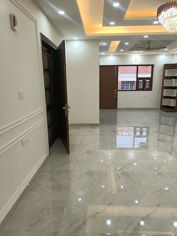Parking in 6+ BHK Villa at Sector 23 – for Rent
