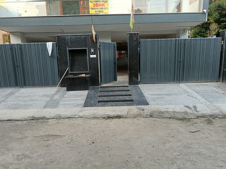  Parking, sector 23 6+ Bedroom 2200 Sq.Ft. Villa In Sector 23 Gurgaon 8900806