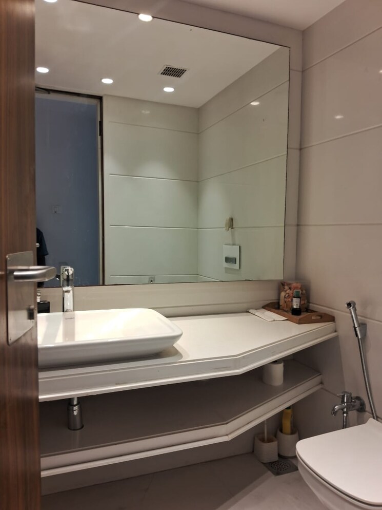 Bathroom, dheeraj-equest 4 Bedroom 4700 Sq.Ft. Apartment In Juhu Mumbai 8901112