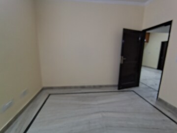 Room in 3 BHK Builder Floor at Sector 10a – for Rent
