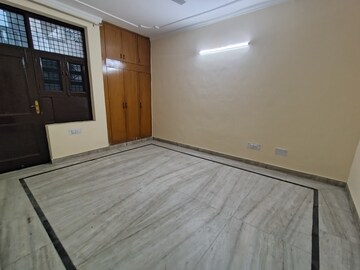 Room in 3 BHK Builder Floor at Sector 10a – for Rent