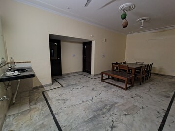 Room in 3 BHK Builder Floor at Sector 10a – for Rent