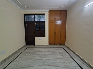 Room in 3 BHK Builder Floor at Sector 10a – for Rent