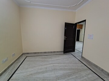 Room in 3 BHK Builder Floor at Sector 10a – for Rent