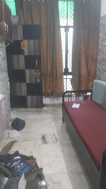 Furnished Amenities in 2.5 BHK Builder Floor at Mayur Vihar – for Rent