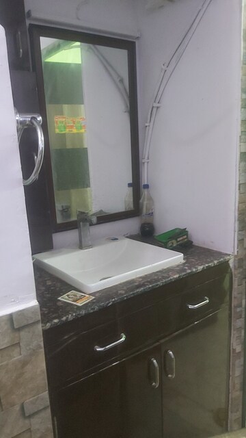 Furnished Amenities in 2.5 BHK Builder Floor at Mayur Vihar – for Rent