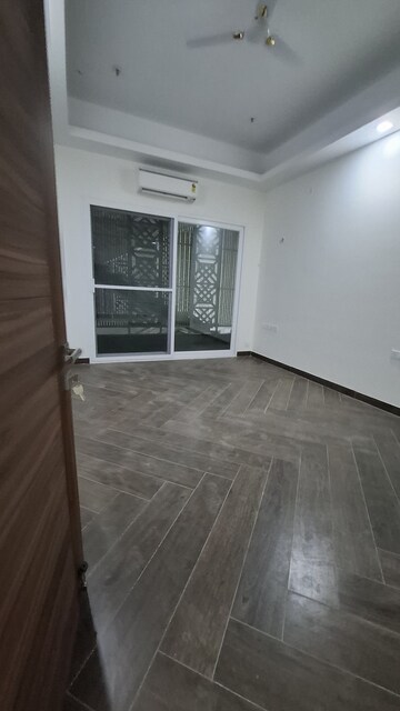 Room in 4 BHK Apartment at Uchdpl Veridia Oakwood Enclave, Wave City – for Rent