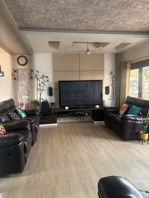 Living Room in 4 BHK Penthouse at Alkapuri – for Sale