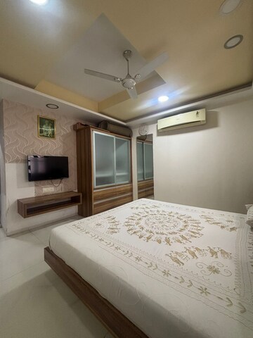 Bedroom in 4 BHK Penthouse at Alkapuri – for Sale