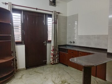 Room in 2 BHK Builder Floor at Sector 37 – for Rent