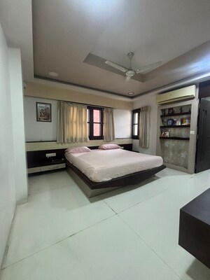 Room in 4 BHK Penthouse at Alkapuri – for Sale