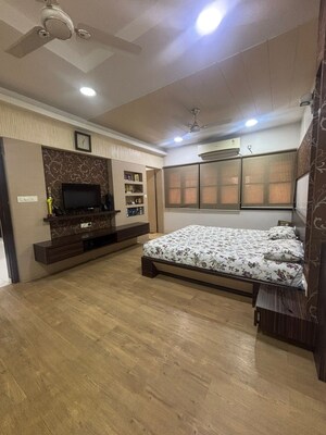 Room in 4 BHK Penthouse at Alkapuri – for Sale