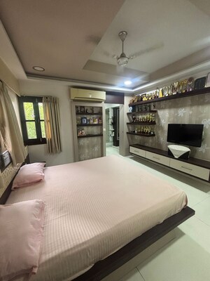 Bedroom in 4 BHK Penthouse at Alkapuri – for Sale