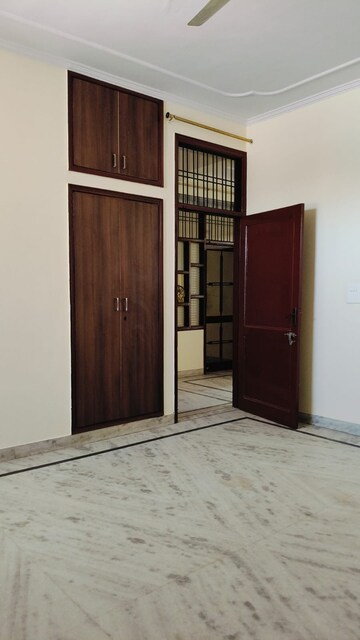 Room in 3 BHK Independent House at Sector 16 – for Rent
