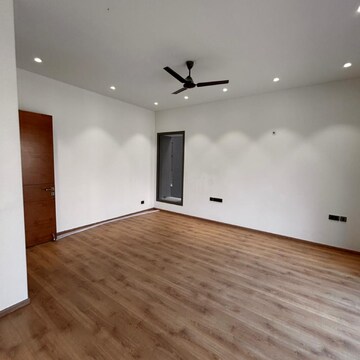 Room in 5 BHK Apartment at Unitech The World Spa, Moti Vihar – for Sale