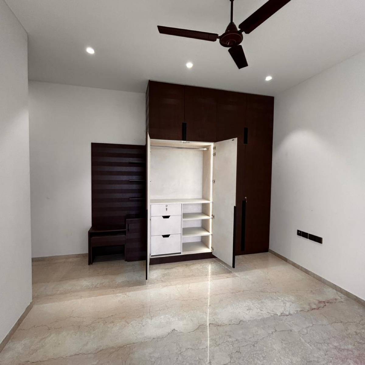 3 BHK + Servant Room 2700 Sq.Ft. Apartment in Unitech The World Spa