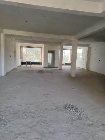  Showroom For Rent in Jakhan