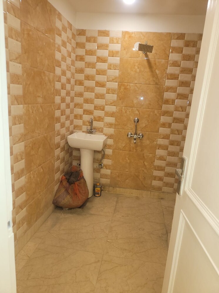 Bathroom, greater kailash i 3 Bedroom 1800 Sq.Ft. Builder Floor In Greater Kailash I Delhi 8901739