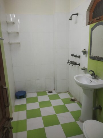 Master Bedroom in 2.5 BHK Builder Floor at Sector 28 – for Rent