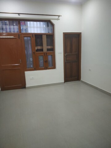 Room in 2.5 BHK Builder Floor at Sector 28 – for Rent