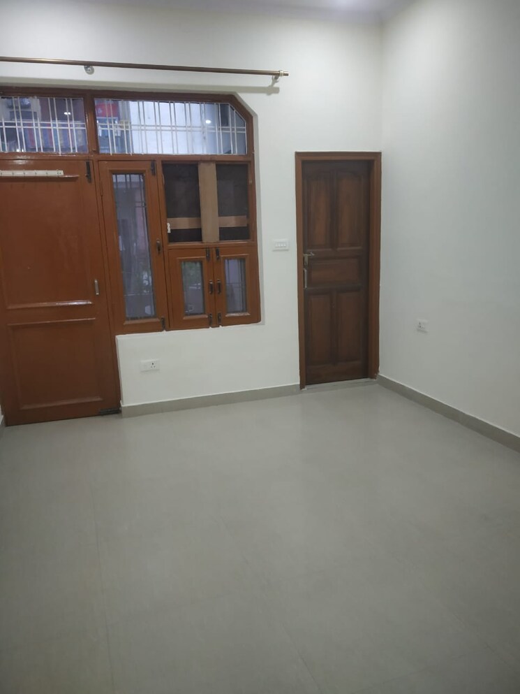 Room, sector 28 2.5 Bedroom 160 Sq.Yd. Builder Floor In Sector 28 Faridabad 8901745