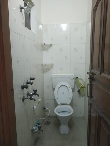 Bathroom in 2.5 BHK Builder Floor at Sector 28 – for Rent