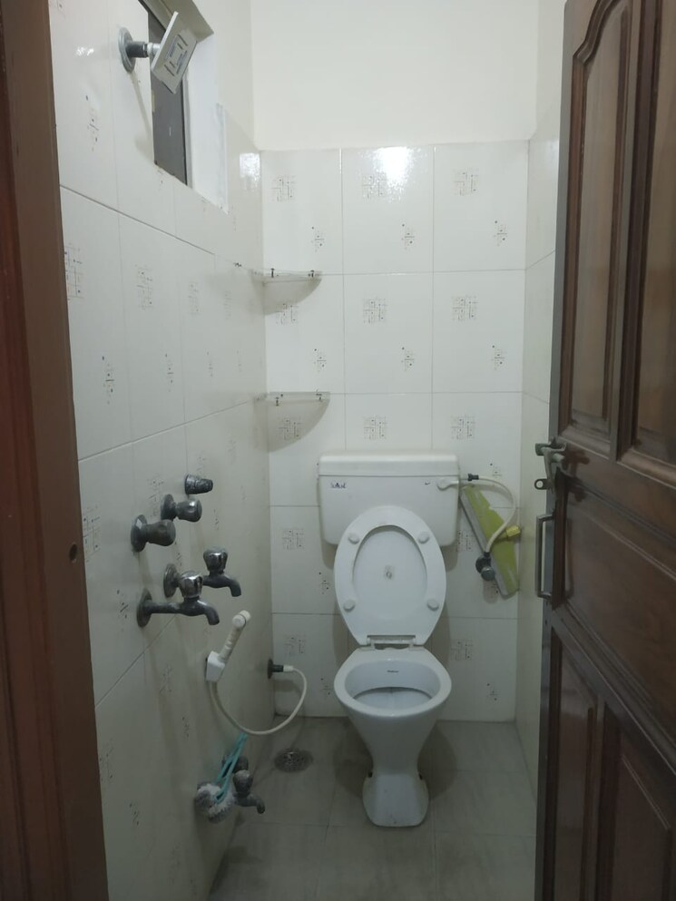 Bathroom, sector 28 2.5 Bedroom 160 Sq.Yd. Builder Floor In Sector 28 Faridabad 8901745