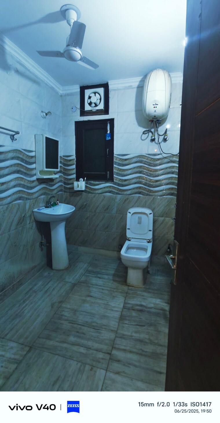 Bathroom, east of kailash 3 Bedroom 1800 Sq.Ft. Builder Floor In East Of Kailash Delhi 8901754