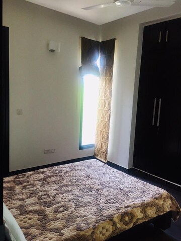 Room in 3 BHK Apartment at Panchsheel Enclave – for Rent