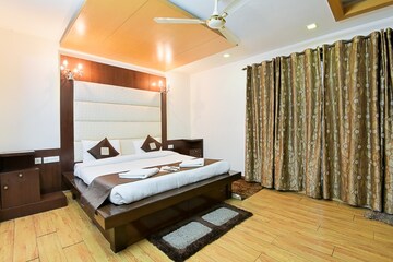 Bedroom in 3 BHK Apartment at Green Park – for Rent