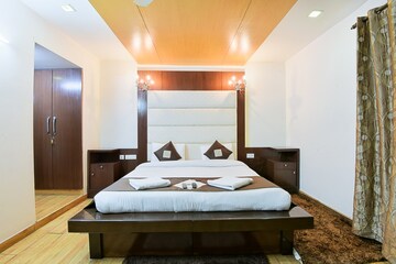 Bedroom in 3 BHK Apartment at Green Park – for Rent