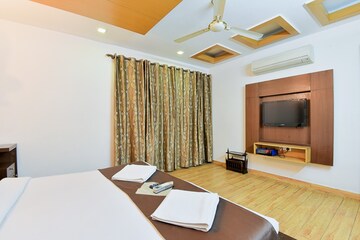 Bedroom in 3 BHK Apartment at Green Park – for Rent